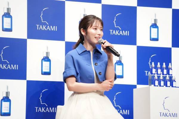 松岡茉優の透明感の秘訣は？　「タカミスキンピール」20周年記念CMに小池栄子・福士蒼汰・松岡茉優が登場