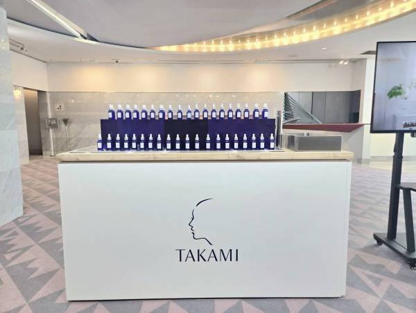 松岡茉優の透明感の秘訣は？　「タカミスキンピール」20周年記念CMに小池栄子・福士蒼汰・松岡茉優が登場