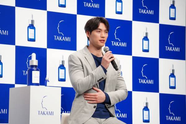 松岡茉優の透明感の秘訣は？　「タカミスキンピール」20周年記念CMに小池栄子・福士蒼汰・松岡茉優が登場