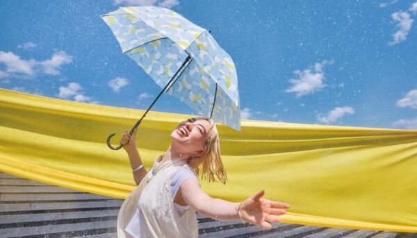 傘×ファッションの魅力を発信。「Wpc.」イメージキャラにアオイヤマダを起用