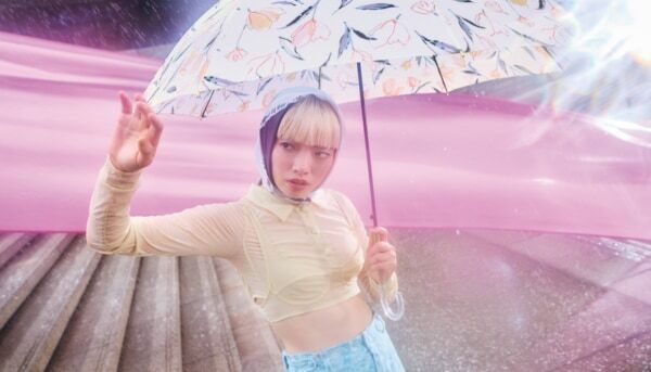 傘×ファッションの魅力を発信。「Wpc.」イメージキャラにアオイヤマダを起用