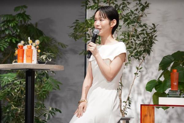 ドクターシーラボ人気の「VC100エッセンスローションEX」が進化。新ブランドアンバサダーには穂志もえかが就任！