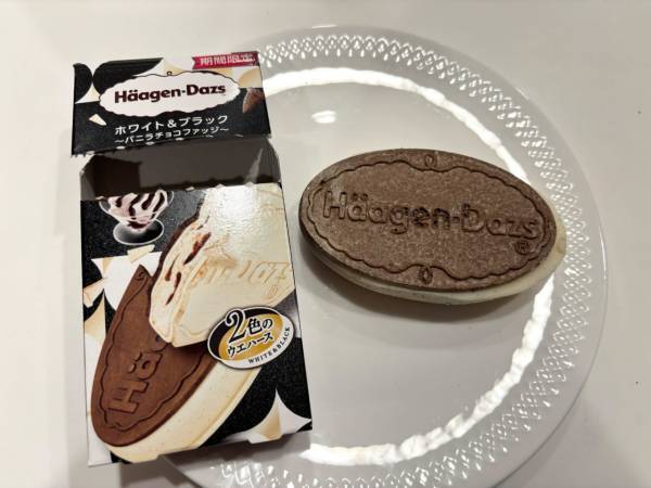 2色のウエハース!?　ハーゲンダッツ クリスピーサンド「ホワイト＆ブラック～バニラチョコファッジ～」が新感覚のアイスだった