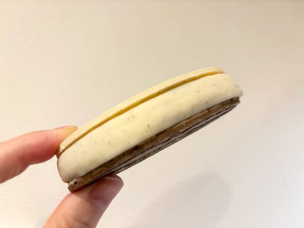 2色のウエハース!?　ハーゲンダッツ クリスピーサンド「ホワイト＆ブラック～バニラチョコファッジ～」が新感覚のアイスだった