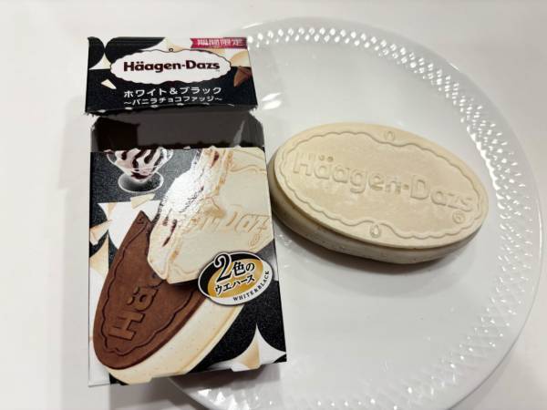 2色のウエハース!?　ハーゲンダッツ クリスピーサンド「ホワイト＆ブラック～バニラチョコファッジ～」が新感覚のアイスだった