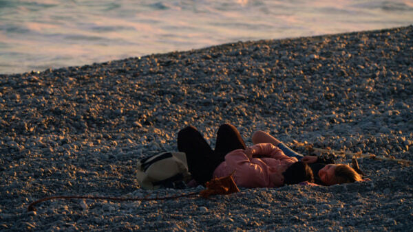 小泉今日子＆令和ロマンが“運命の恋”を語る！　Netflix「オフライン ラブ」、インタビュー映像解禁