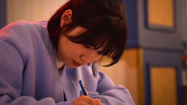 小泉今日子＆令和ロマンが“運命の恋”を語る！　Netflix「オフライン ラブ」、インタビュー映像解禁