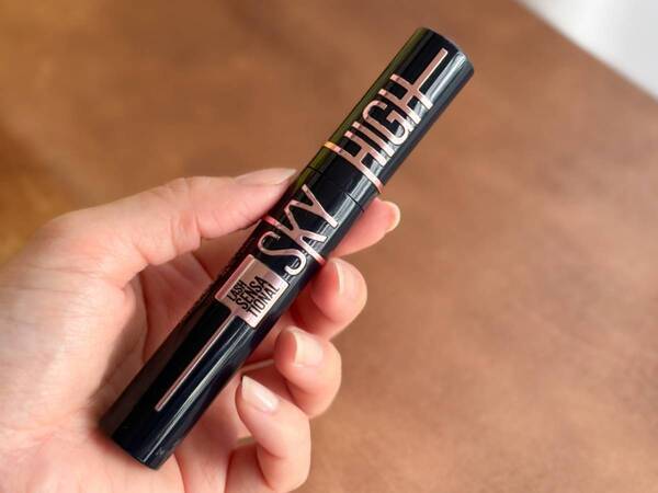 まつげにも青みをプラス。“脱黒マスカラ”におすすめなメイベリン「スカイハイ コスミックブラスト」