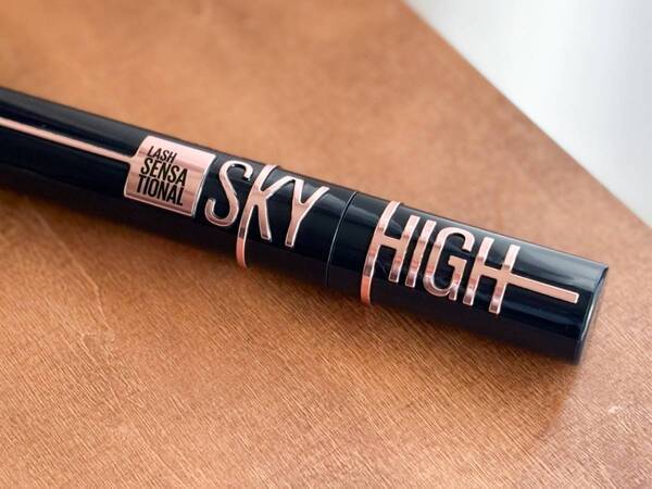 まつげにも青みをプラス。“脱黒マスカラ”におすすめなメイベリン「スカイハイ コスミックブラスト」