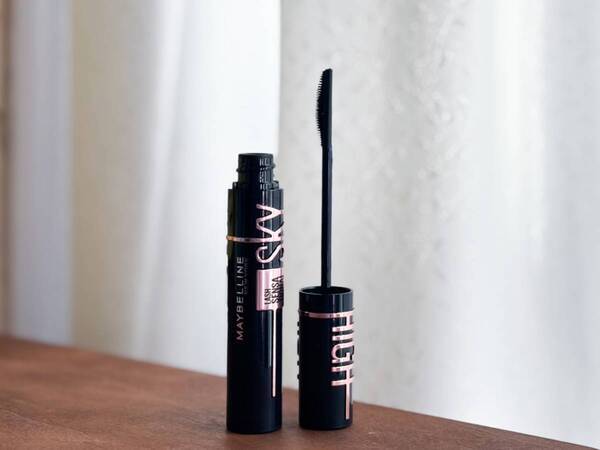 まつげにも青みをプラス。“脱黒マスカラ”におすすめなメイベリン「スカイハイ コスミックブラスト」