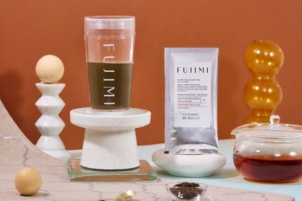 風味豊かなほうじ茶の旨味を感じる“冬用プロテイン”FUJIMI×天空のほうじ茶のコラボフレーバーが数量限定で登場