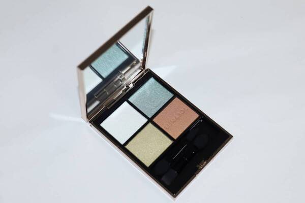 ルナソル2025年夏限定コスメをレビュー！　揺れるきらめき、鮮やかな色彩のアイシャドウが登場