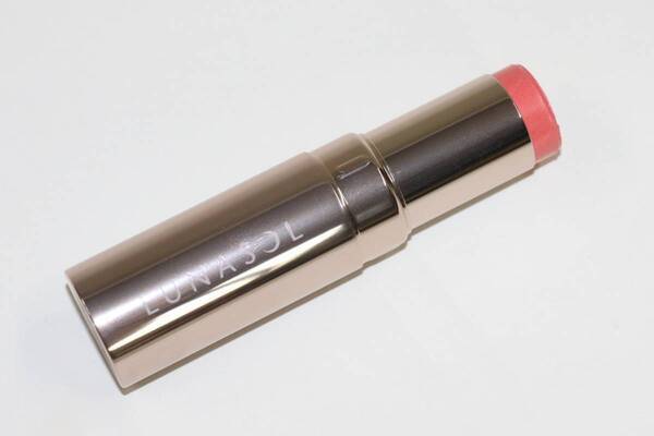 ルナソル2025年夏限定コスメをレビュー！　揺れるきらめき、鮮やかな色彩のアイシャドウが登場