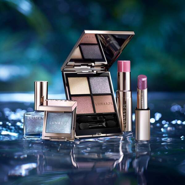 ルナソル2025年夏限定コスメをレビュー！　揺れるきらめき、鮮やかな色彩のアイシャドウが登場