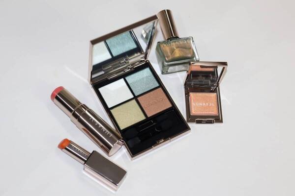 ルナソル2025年夏限定コスメをレビュー！　揺れるきらめき、鮮やかな色彩のアイシャドウが登場