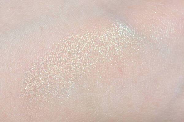 ルナソル2025年夏限定コスメをレビュー！　揺れるきらめき、鮮やかな色彩のアイシャドウが登場