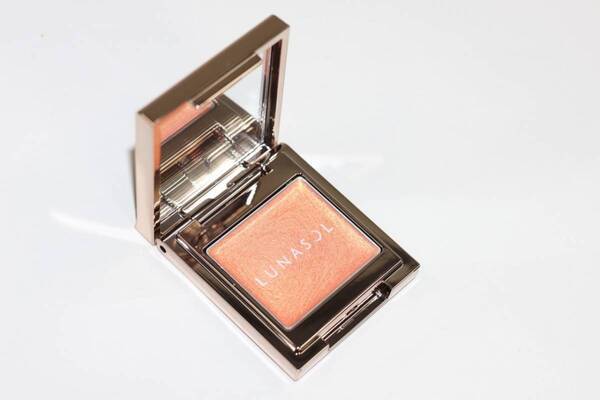 ルナソル2025年夏限定コスメをレビュー！　揺れるきらめき、鮮やかな色彩のアイシャドウが登場