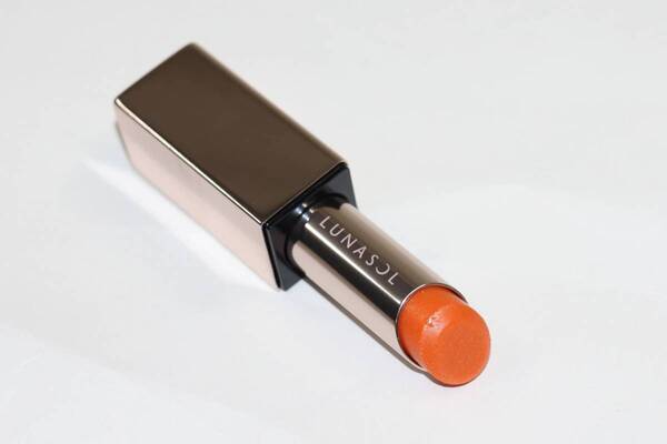 ルナソル2025年夏限定コスメをレビュー！　揺れるきらめき、鮮やかな色彩のアイシャドウが登場