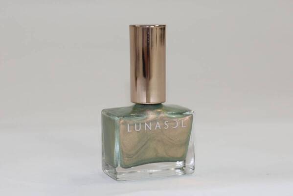 ルナソル2025年夏限定コスメをレビュー！　揺れるきらめき、鮮やかな色彩のアイシャドウが登場