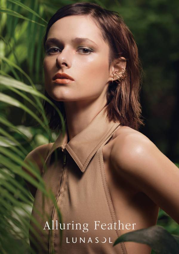 ルナソル2025年夏限定コスメをレビュー！　揺れるきらめき、鮮やかな色彩のアイシャドウが登場