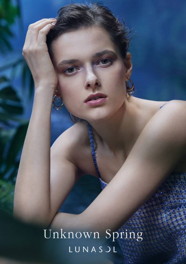 ルナソル2025年夏限定コスメをレビュー！　揺れるきらめき、鮮やかな色彩のアイシャドウが登場