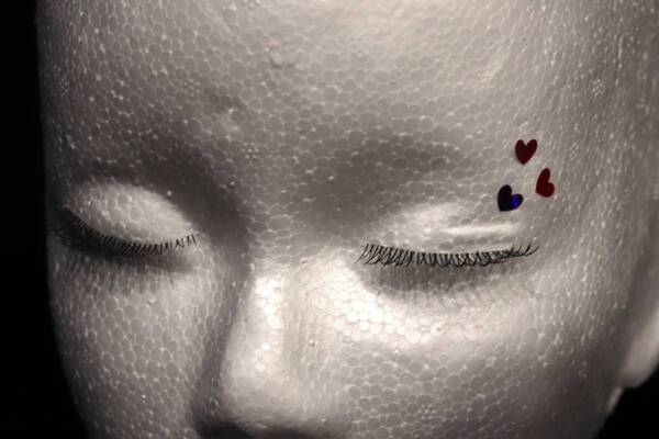 「黒ケープ」から待望のまつ毛用マスカラ下地が誕生！　汗・水・湿気・皮脂に負けない上向きまつ毛に