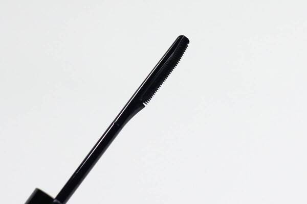 「黒ケープ」から待望のまつ毛用マスカラ下地が誕生！　汗・水・湿気・皮脂に負けない上向きまつ毛に