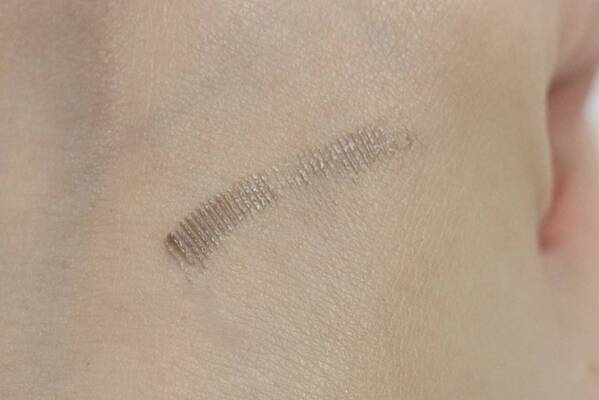 「黒ケープ」から待望のまつ毛用マスカラ下地が誕生！　汗・水・湿気・皮脂に負けない上向きまつ毛に