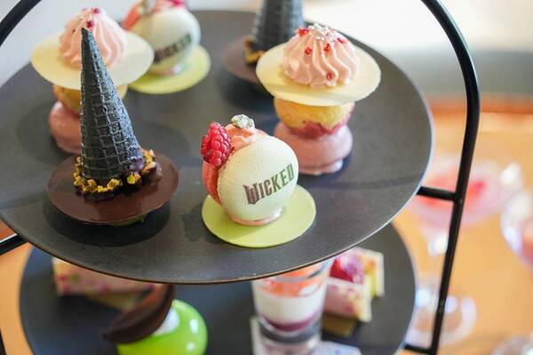 ワクワクするかわいさ！　映画『ウィキッド ふたりの魔女』とのコラボアフタヌーンティー