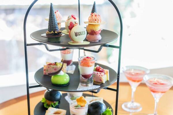 ワクワクするかわいさ！　映画『ウィキッド ふたりの魔女』とのコラボアフタヌーンティー