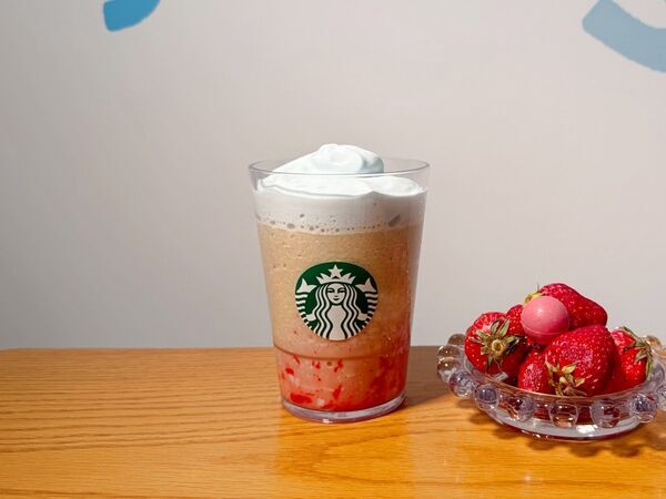 ミルクコーヒーがストロベリー風味に味が変わる！　スタバ新作「春空 ミルクコーヒー フラペチーノ」は友達とワクワクを共有したくなる一杯に
