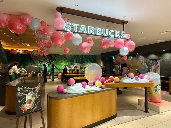 ミルクコーヒーがストロベリー風味に味が変わる！　スタバ新作「春空 ミルクコーヒー フラペチーノ」は友達とワクワクを共有したくなる一杯に