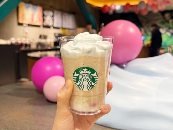 ミルクコーヒーがストロベリー風味に味が変わる！　スタバ新作「春空 ミルクコーヒー フラペチーノ」は友達とワクワクを共有したくなる一杯に