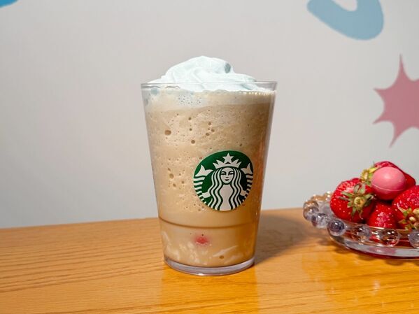 ミルクコーヒーがストロベリー風味に味が変わる！　スタバ新作「春空 ミルクコーヒー フラペチーノ」は友達とワクワクを共有したくなる一杯に