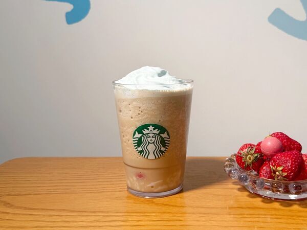 ミルクコーヒーがストロベリー風味に味が変わる！　スタバ新作「春空 ミルクコーヒー フラペチーノ」は友達とワクワクを共有したくなる一杯に