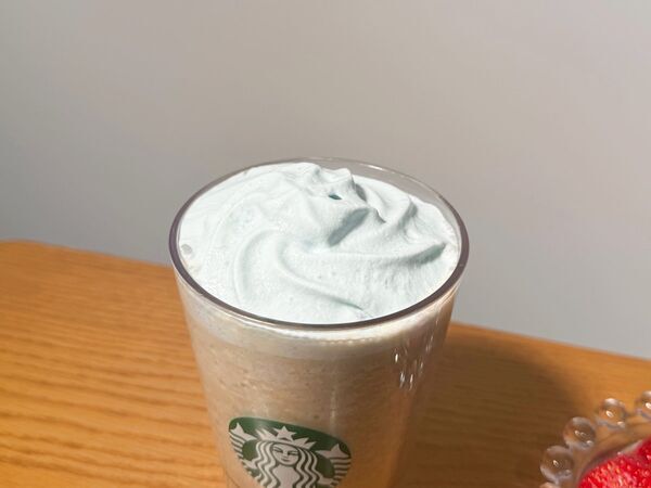 ミルクコーヒーがストロベリー風味に味が変わる！　スタバ新作「春空 ミルクコーヒー フラペチーノ」は友達とワクワクを共有したくなる一杯に