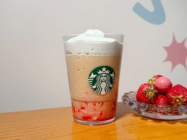 ミルクコーヒーがストロベリー風味に味が変わる！　スタバ新作「春空 ミルクコーヒー フラペチーノ」は友達とワクワクを共有したくなる一杯に