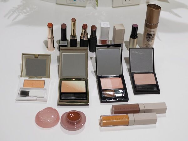 毎日使える馴染みベージュに注目！ コスメオタクが注目した2025年春の新作リップ&フェイスカラーは？