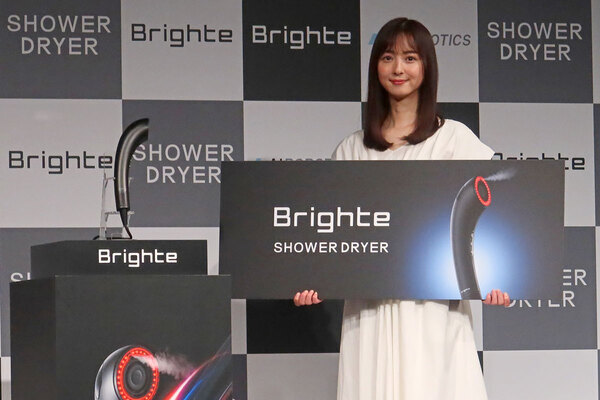 佐々木希、“つや髪”の秘訣を語る。Brighteの新ドライヤー「SHOWER DRYER」が忙しい働く女性におすすめなワケ