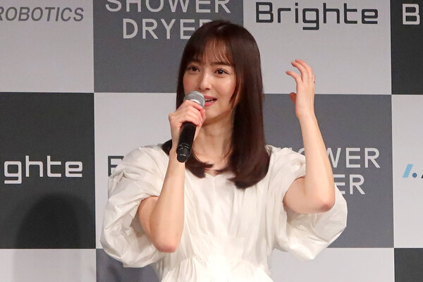佐々木希、“つや髪”の秘訣を語る。Brighteの新ドライヤー「SHOWER DRYER」が忙しい働く女性におすすめなワケ
