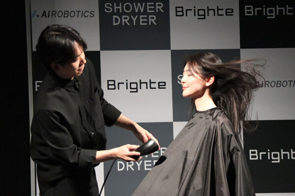 佐々木希、“つや髪”の秘訣を語る。Brighteの新ドライヤー「SHOWER DRYER」が忙しい働く女性におすすめなワケ