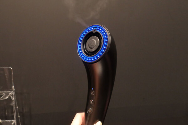 佐々木希、“つや髪”の秘訣を語る。Brighteの新ドライヤー「SHOWER DRYER」が忙しい働く女性におすすめなワケ