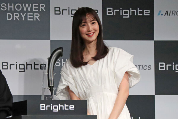 佐々木希、“つや髪”の秘訣を語る。Brighteの新ドライヤー「SHOWER DRYER」が忙しい働く女性におすすめなワケ