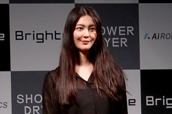 佐々木希、“つや髪”の秘訣を語る。Brighteの新ドライヤー「SHOWER DRYER」が忙しい働く女性におすすめなワケ