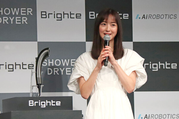 佐々木希、“つや髪”の秘訣を語る。Brighteの新ドライヤー「SHOWER DRYER」が忙しい働く女性におすすめなワケ