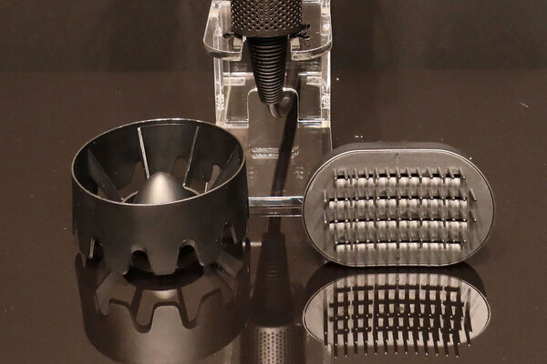 佐々木希、“つや髪”の秘訣を語る。Brighteの新ドライヤー「SHOWER DRYER」が忙しい働く女性におすすめなワケ