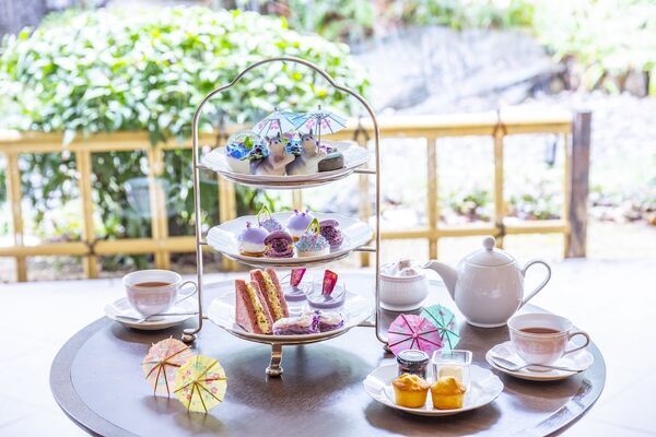 【東京プリンスホテル】“ちょこん”と座るリスがかわいい！　窓辺で楽しむ華やかな「あじさいアフタヌーンティー」開催