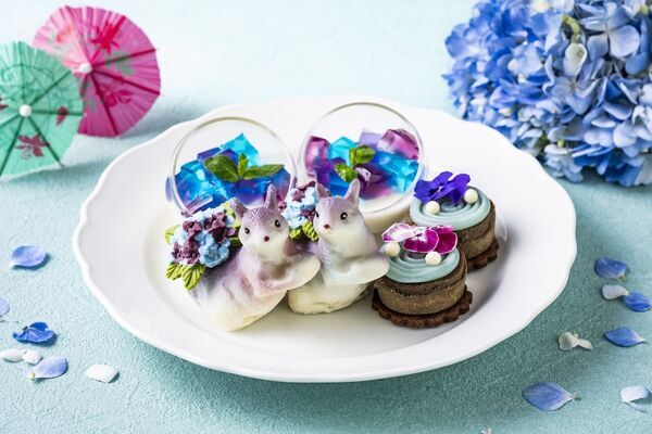 【東京プリンスホテル】“ちょこん”と座るリスがかわいい！　窓辺で楽しむ華やかな「あじさいアフタヌーンティー」開催