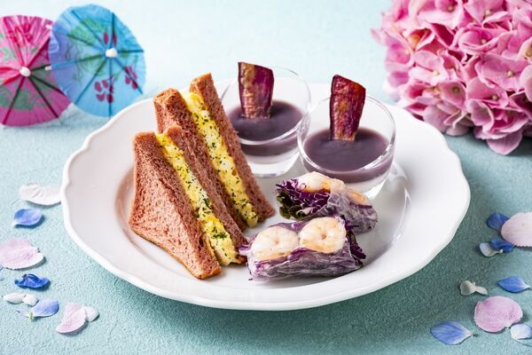 【東京プリンスホテル】“ちょこん”と座るリスがかわいい！　窓辺で楽しむ華やかな「あじさいアフタヌーンティー」開催