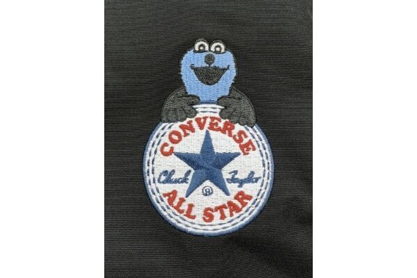 スンスンの刺繍がかわいい！ パペットスンスンと「CONVERSE」のコラボバッグ発売